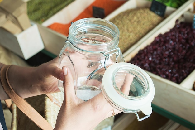 het proces van het kopen van producten op gewicht in een winkel zonder plastic