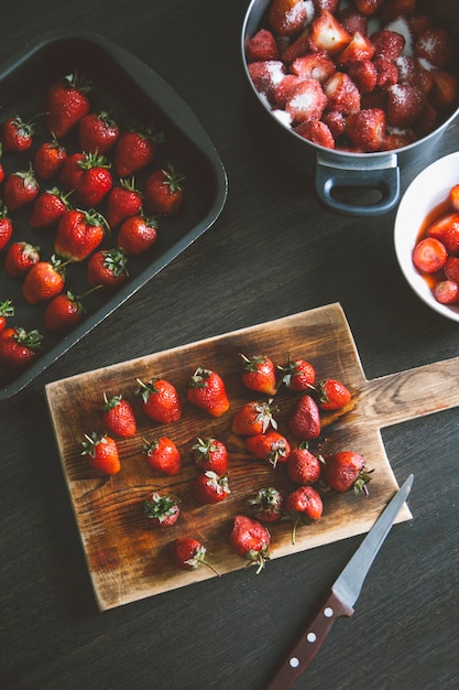 het proces van het maken van aardbeienjam