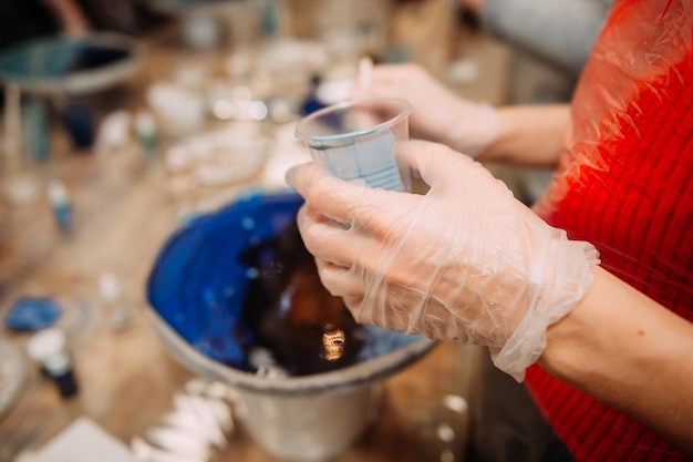 Het proces van het maken van decoratieve producten van epoxyhars en pigmen