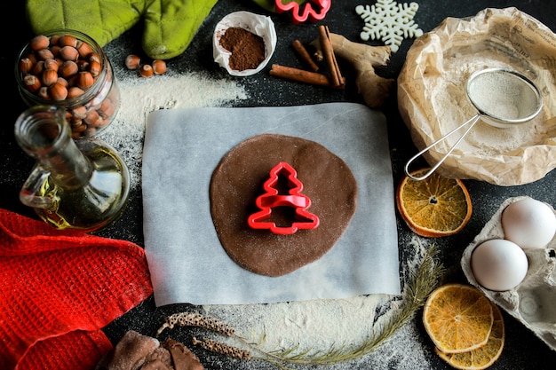 Het proces van het maken van kerstkoekjesZelfgemaakte koekjes peperkoekkoekje op Kerstmis