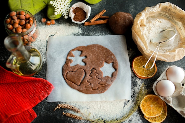 Het proces van het maken van kerstkoekjesZelfgemaakte koekjes peperkoekkoekje op Kerstmis