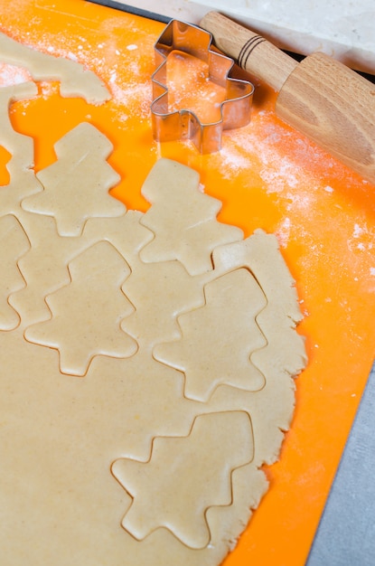 Het proces van het maken van koekjes en kerstpeperkoek.