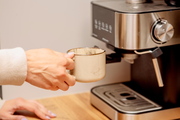 Het proces van het maken van koffie thuis Koffiemachine Gemalen koffie