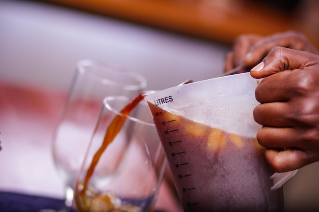 Foto het proces van het maken van koffiebrouwdranken