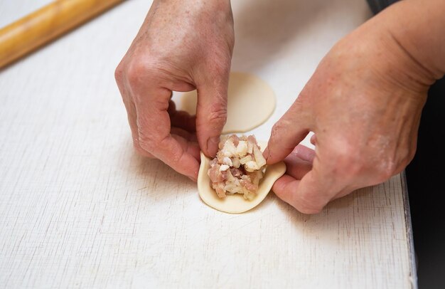 Het proces van het maken van Manta is een zeer populair recept in de meeste keukens, vergelijkbaar met dumplings gemaakt van varkensvlees, rundvlees, lamsvlees in verschillende landen.