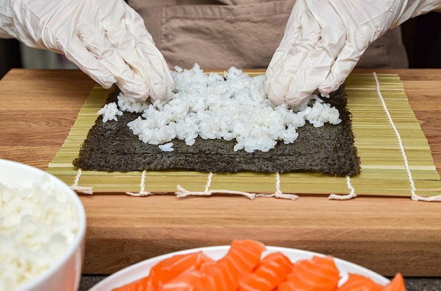 Het proces van het maken van sushi en broodjes, bovenaanzicht, rijst voor sushi.