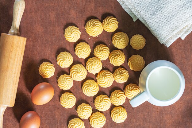 Het proces van het maken van zelfgemaakte koekjes op een donkerbruine houten kooktafel