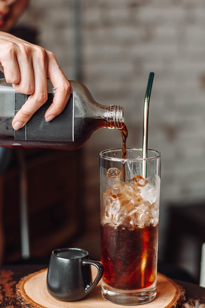 Het proces van het uitgieten van een drankje uit een koffiekop in een glas