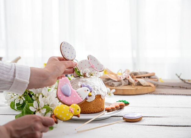 Het proces van het versieren van een feestelijke cake. het concept van de voorbereiding op de paasvakantie.