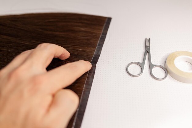 Het proces van het voorbereiden van een haarlint voor verlenging thuis