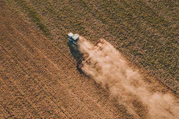 Het proces van het voorbereiden van het land voor het zaaien van gecultiveerde planten, uitzicht vanaf de bovenkant van het veld.