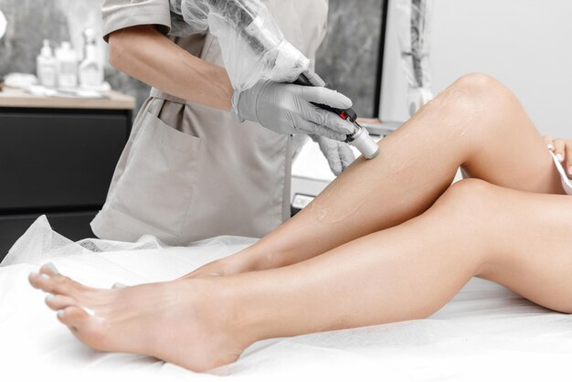 Het proces van laserontharing op benen mooie benen zonder ontharing op de benen