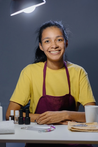 Het proces van manicure in een studio of schoonheidssalon voor vrouwen twee vrouwen in een schoonheidssalon