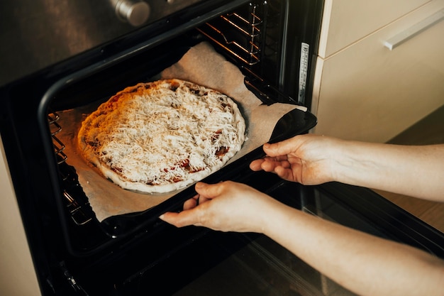 het proces van pizza maken