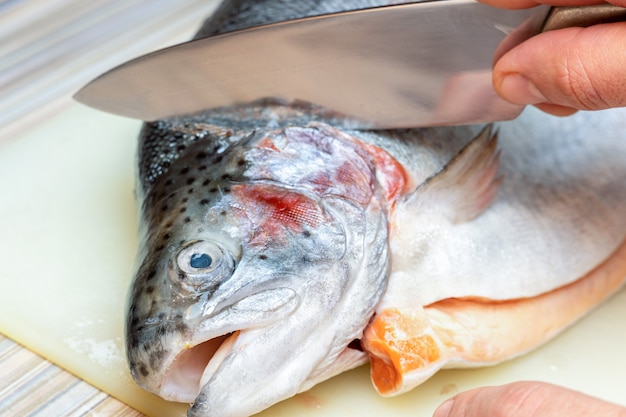 Het proces van snijden met een mes forel, zalm viskop