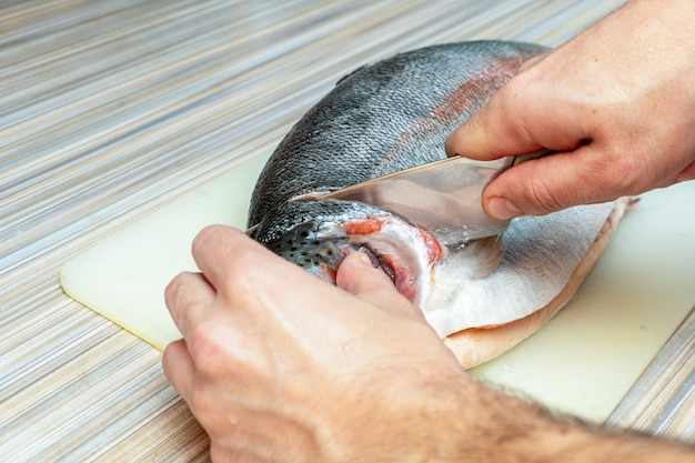 Het proces van snijden met een mes forel, zalm viskop