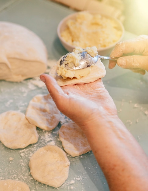 het proces van werken met het deeg en koken