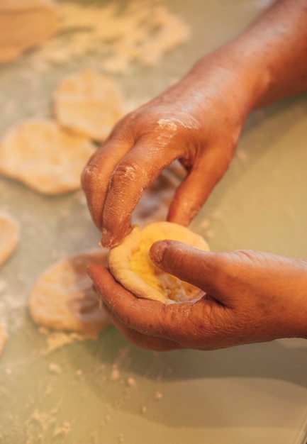 Het proces van werken met het deeg en koken