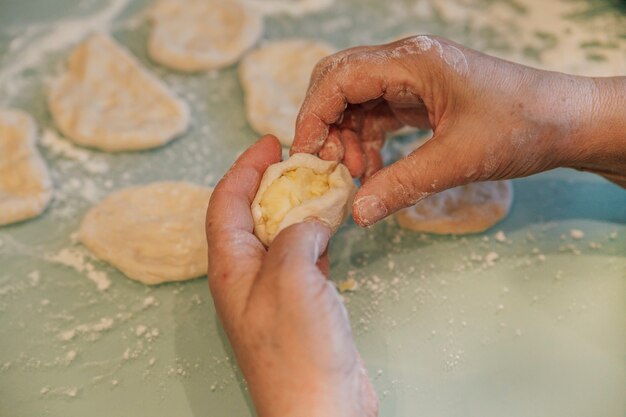 het proces van werken met het deeg en koken