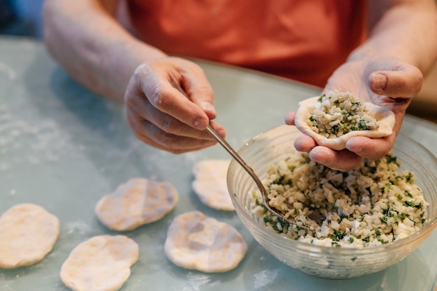 het proces van werken met het deeg en koken