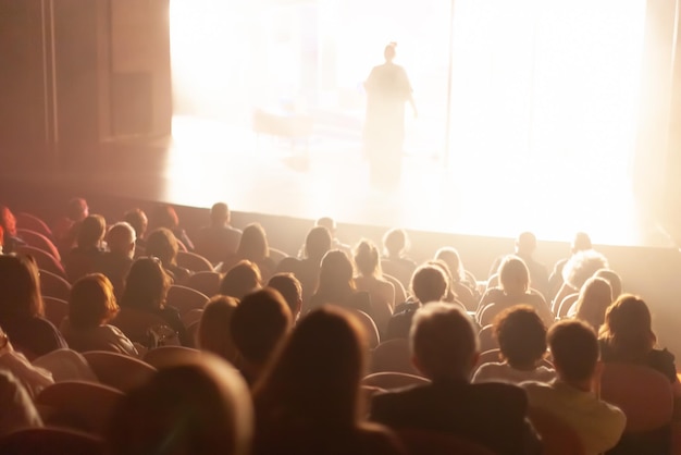 Het publiek in het theater kijkt naar een toneelstuk