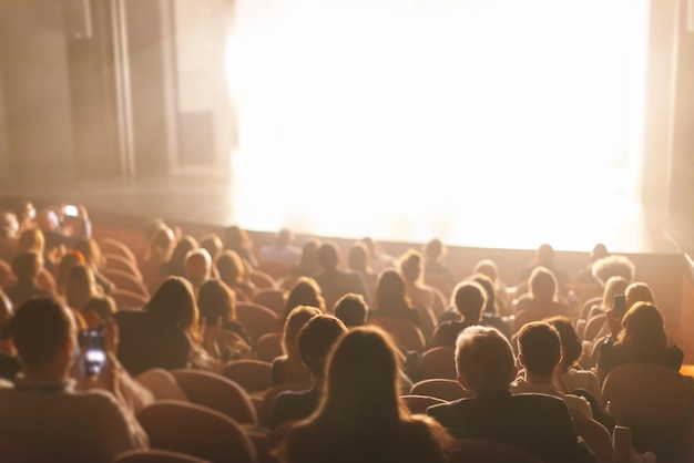 Foto het publiek in het theater kijkt naar een toneelstuk