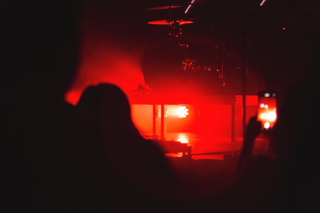 Het publiek kijkt naar het concert op het podium