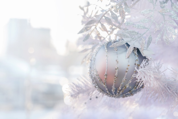 Het purpere de baldecoratie van Kerstmis hangen op Kerstboom. Nieuwjaarsstemming, mooi lichttonen, concept, groot plan. kopie ruimte