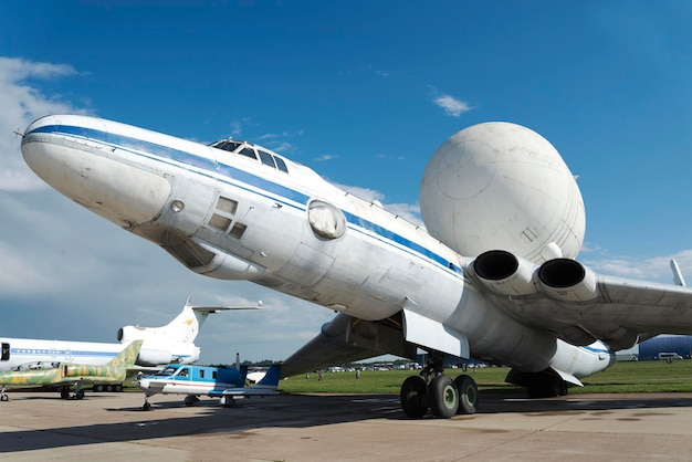 Het radarvliegtuig op de internationale tentoonstelling