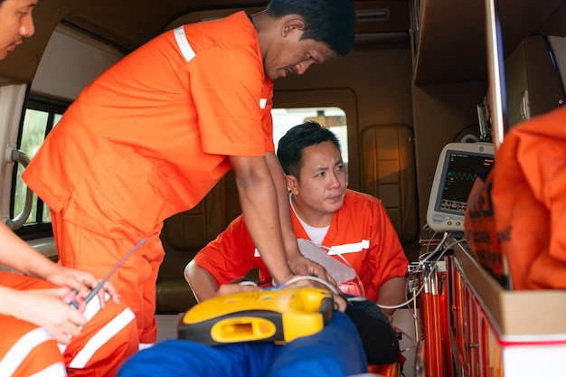 Het reddingsteam geeft CPR aan een patiënt die betrokken was bij een ambulanceongeluk