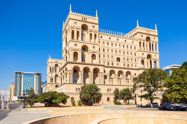 Het regeringsgebouw van Bakoe is een regeringsgebouw waarin verschillende staatsministeries van Azerbeidzjan zijn gehuisvest. Gelegen aan Neftchiler Avenue en kijkt uit op de Baku Boulevard.