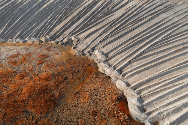 Het reservoir is verontreinigd met chemicaliën en zware metalen. Vicky in het water van de zware industrie. Drone-weergave. Vernietiging van de natuur door industrieel afval.