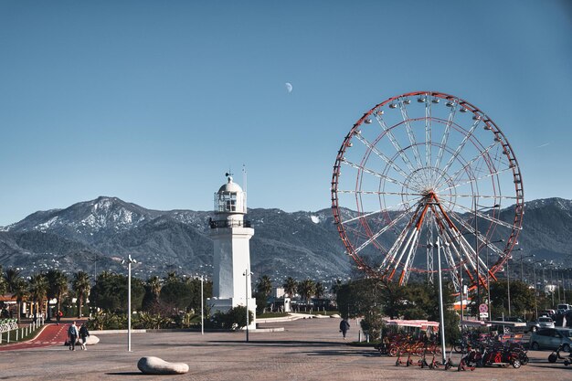 Foto het reuzenwiel en de oude vuurtoren batumi georgië