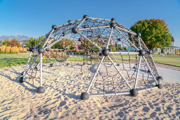 Foto het reuzenwiel in het park tegen een heldere hemel