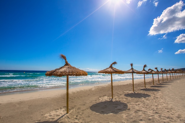 Het rij tropisch strand van Menorca zonnedak bij de Balearen