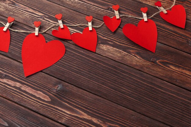 Foto het rode hart van de valentijnskaartendag op oud hout. vakantie.