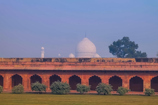 Het rode traditionele gebouw in Agra bij Taj Mahal