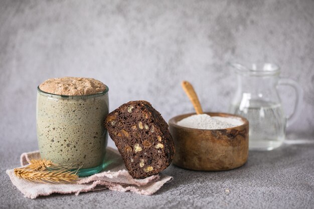 Het rogge-zuurdeeg voor brood is actief Starter zuurdesem gefermenteerd mengsel van water en bloem om te gebruiken als zuurdeeg voor het bakken van brood