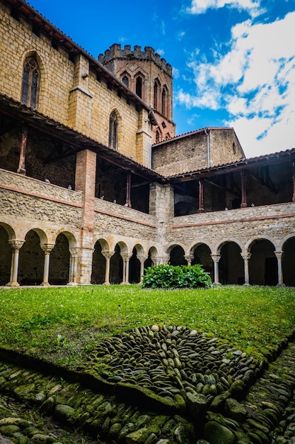 het romaanse klooster van het middeleeuwse dorp Saint Lizier's kathedraal, in het zuiden van Frankrijk