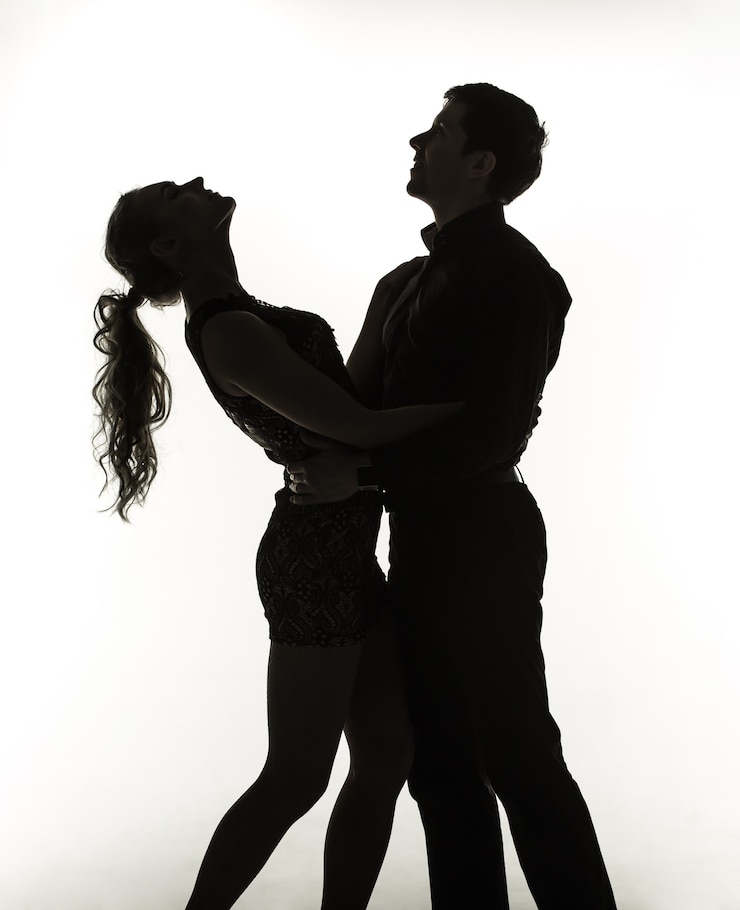 Foto het romantische paar - silhouetten op witte achtergrond