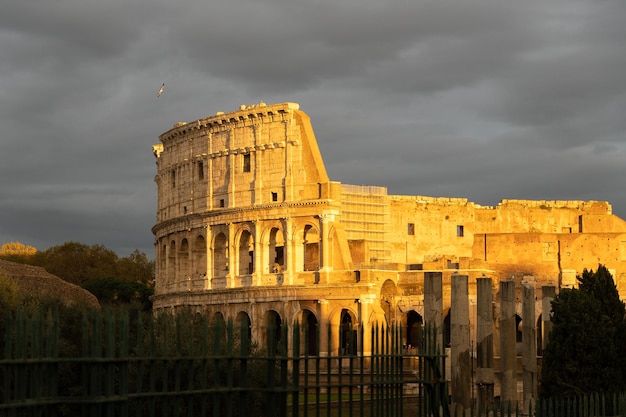 Het Romeinse Colosseum verlicht door de ondergaande zon