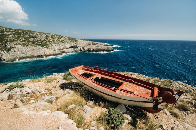 Foto het rotsachtige strand van porto limnionas op het eiland zakynthos