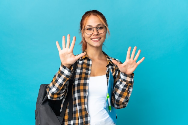 Het Russische meisje van de tienerstudent dat op blauwe muur wordt geïsoleerd die tien met vingers telt