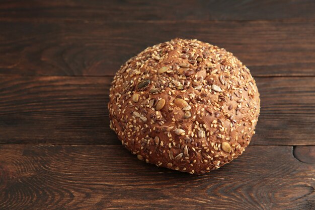 Het rustieke brood op een oude wijnoogst planked houten lijst