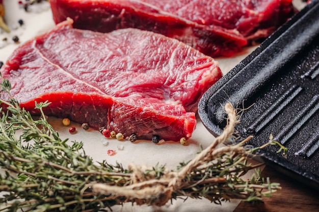 Het ruwe rundvleeslapje vlees treft dicht voor het koken en pan voorbereidingen