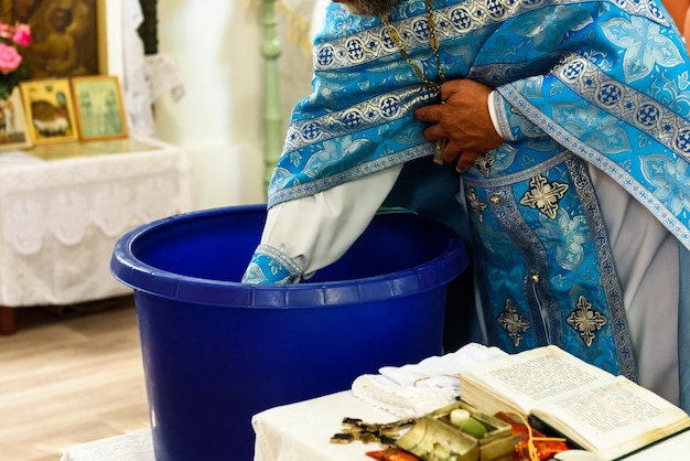 Het sacrament van de ritusdoop van een kind in een orthodox-christelijke kerk.