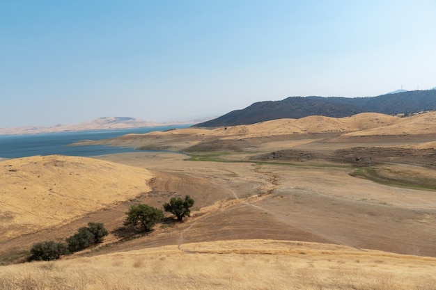 Het San Luis Reservoir tijdens het droge en hete seizoen kunstmatig meer op San Luis Creek, Californië