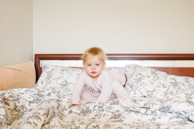 Het schattige kleine blonde babymeisje werd net wakker