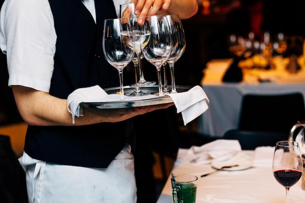 Het schenken en serveren van champagne in een luxe sociale evenementen zoals bruiloften en feesten