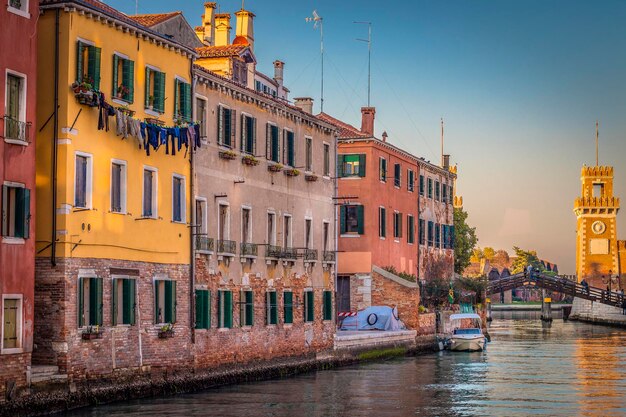 Het schilderachtige landschap, het Venetiaanse kanaal en de Arsenale di Venezia.
